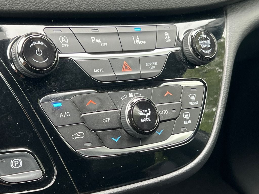2025 Chrysler Pacifica Select