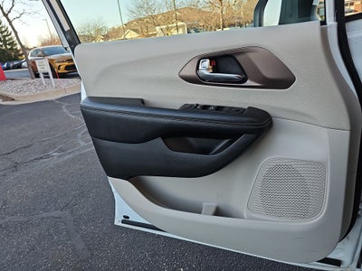 2022 Chrysler Voyager LX