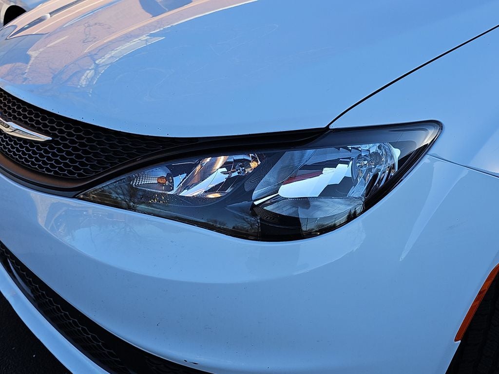 2022 Chrysler Voyager LX