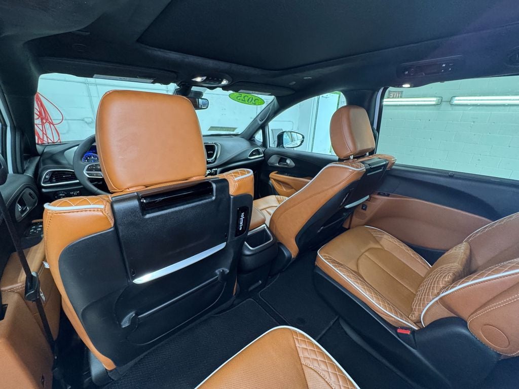 2025 Chrysler Pacifica Pinnacle Power moonroof