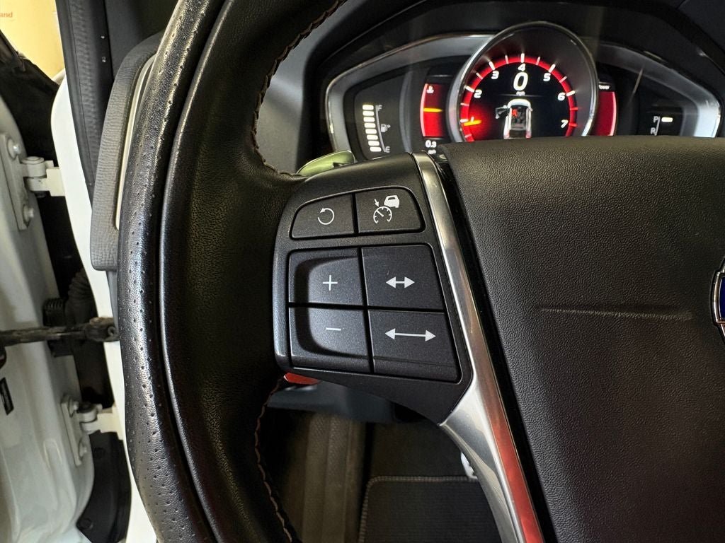 2017 Volvo XC60 T6 R-Design