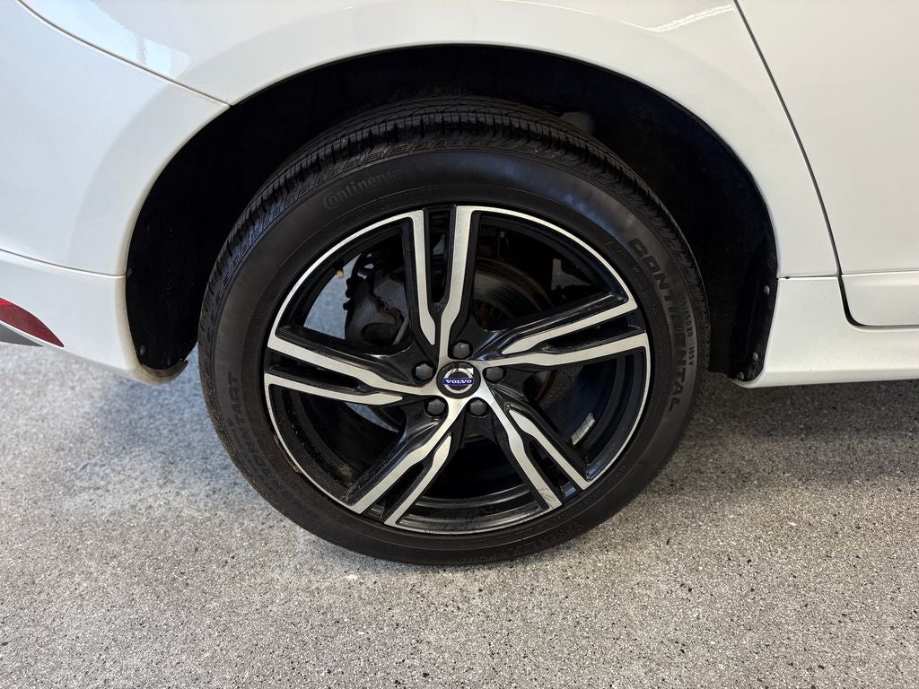 2017 Volvo XC60 T6 R-Design