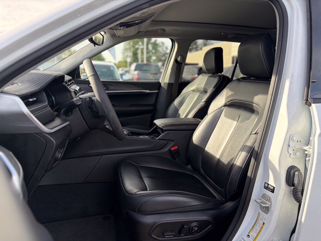 2023 Jeep Grand Cherokee Limited * Certified Pre-Owned *