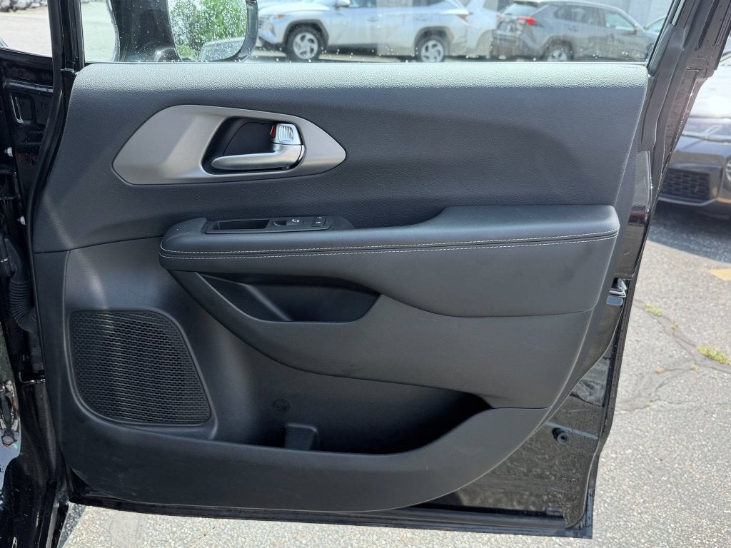 2025 Chrysler Pacifica Select * Certified Pre-Owned *