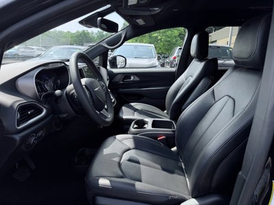 2025 Chrysler Pacifica Select * Certified Pre-Owned *