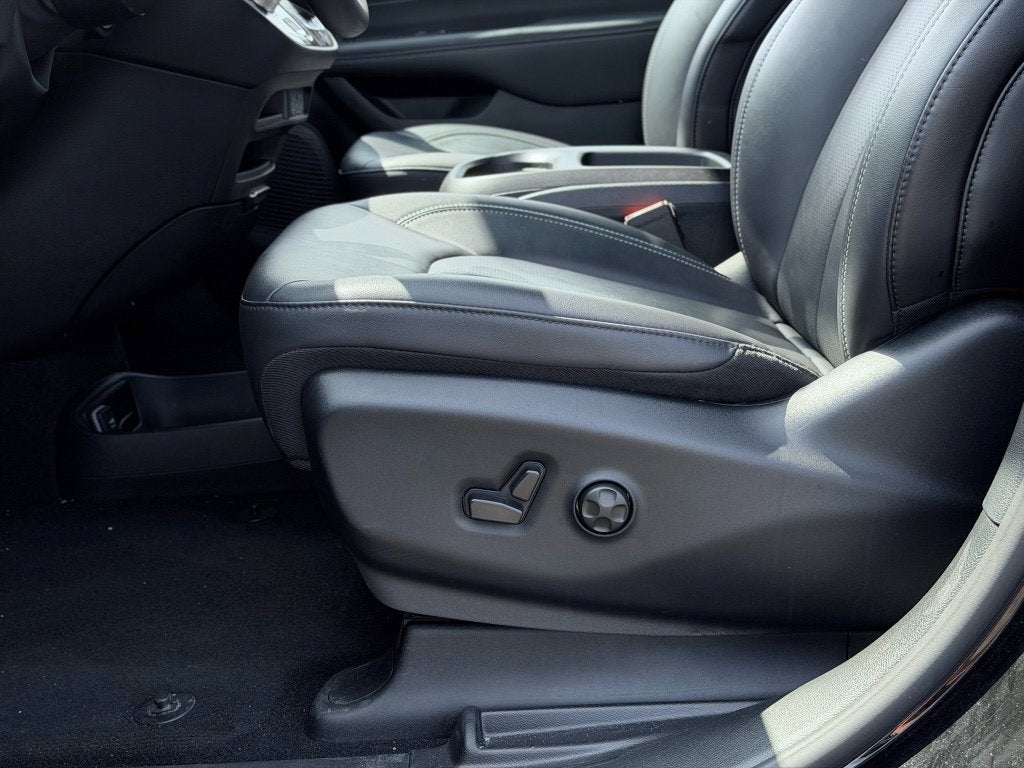 2025 Chrysler Pacifica Select * Certified Pre-Owned *