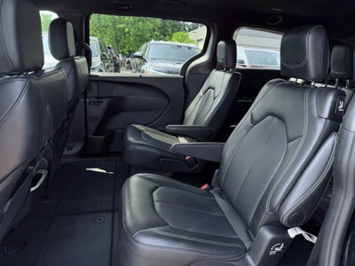 2025 Chrysler Pacifica Select * Certified Pre-Owned *