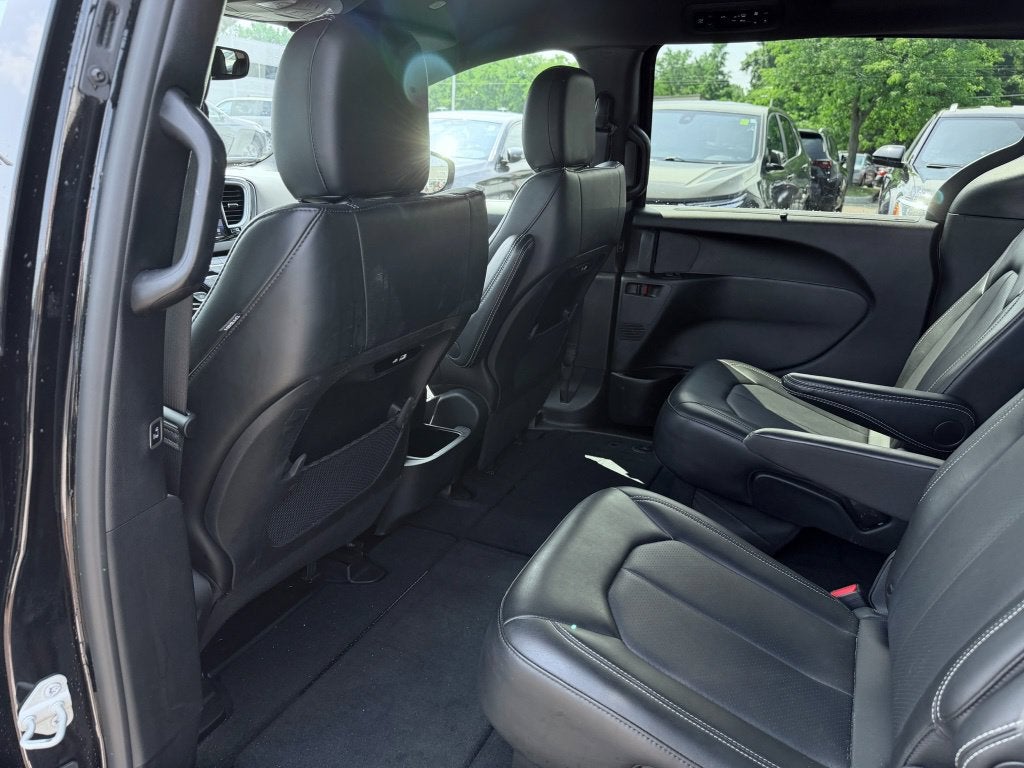 2025 Chrysler Pacifica Select * Certified Pre-Owned *