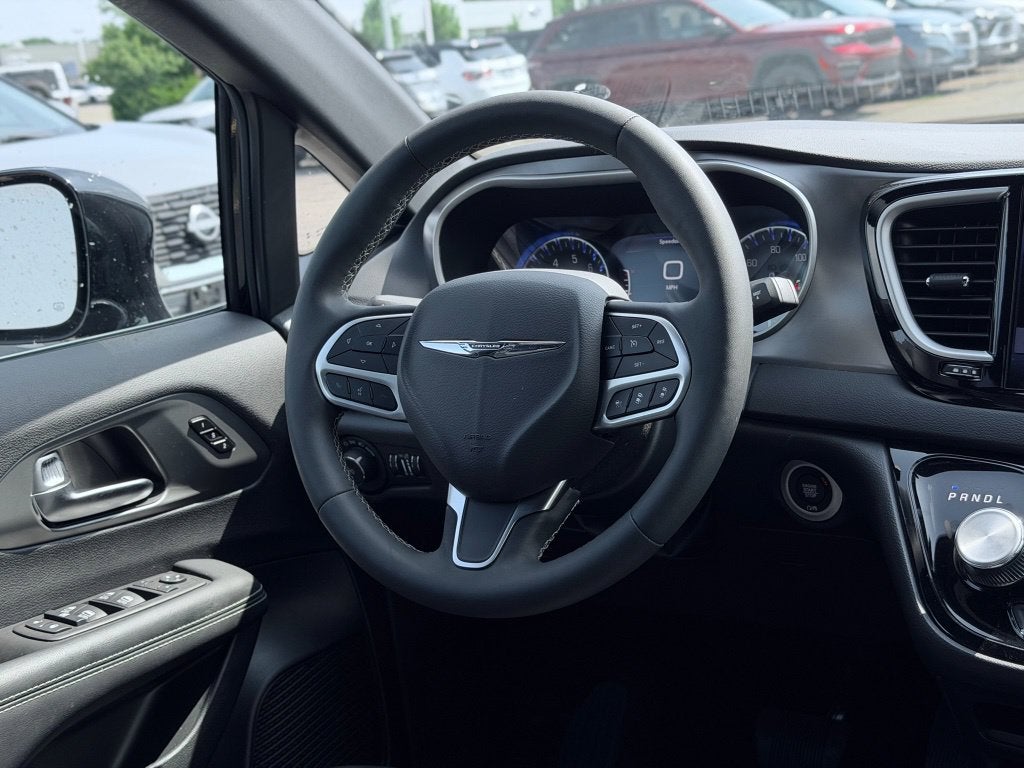 2025 Chrysler Pacifica Select * Certified Pre-Owned *