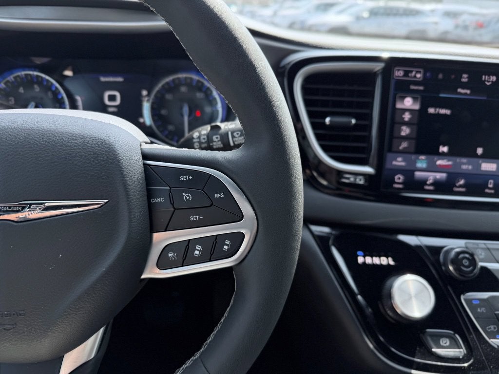 2025 Chrysler Pacifica Select * Certified Pre-Owned *