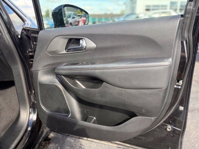 2025 Chrysler Pacifica Select * Certified Pre-Owned *