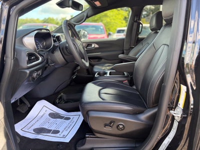 2025 Chrysler Pacifica Select * Certified Pre-Owned *