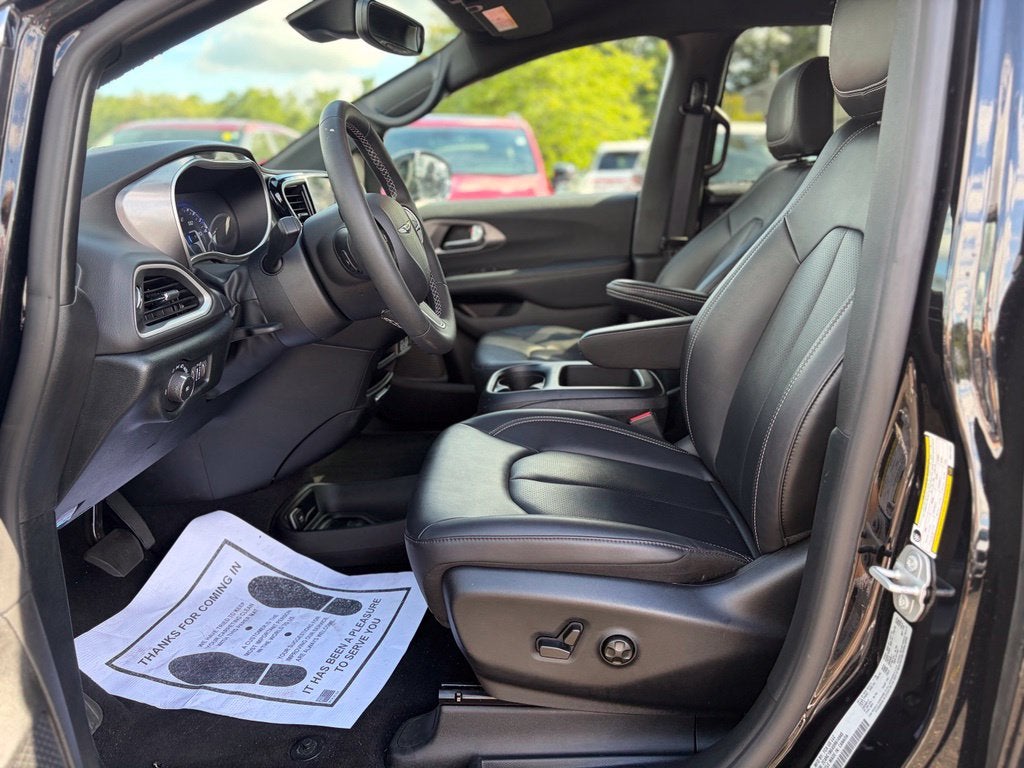2025 Chrysler Pacifica Select * Certified Pre-Owned *