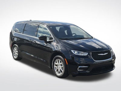 2025 Chrysler Pacifica Select * Certified Pre-Owned *