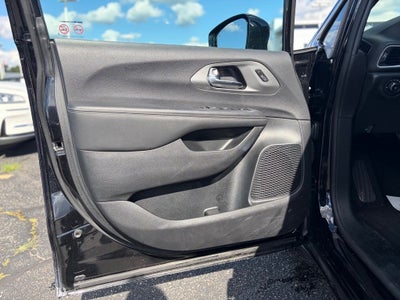2025 Chrysler Pacifica Select * Certified Pre-Owned *