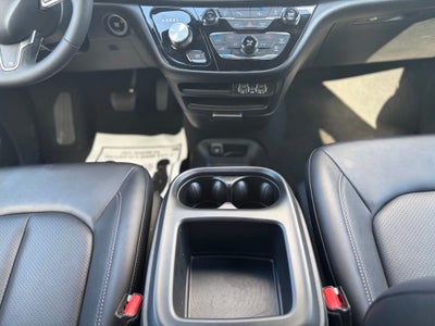 2025 Chrysler Pacifica Select * Certified Pre-Owned *