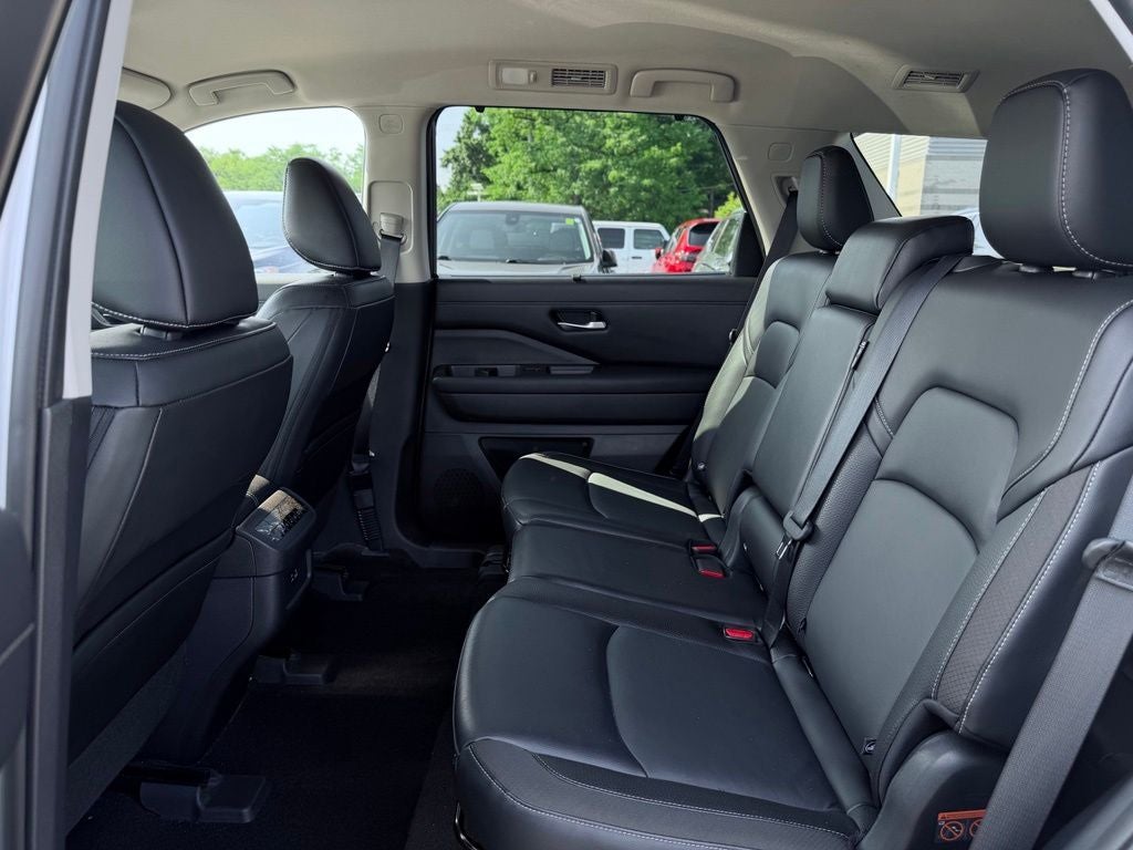 2023 Nissan Pathfinder SL 4WD